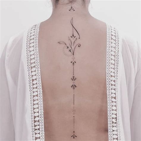 tatouage colonne vertebrale femme|20 idées de tatouages sur la colonne vertébrale pour femme